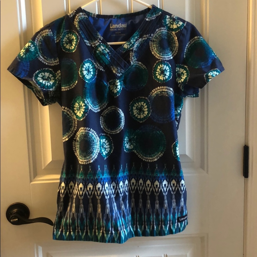 Landau scrub top